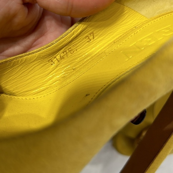 Alexander McQueen yellow suede peep toe heels embellished gold skull women’s 38 - Picture 10 of 13